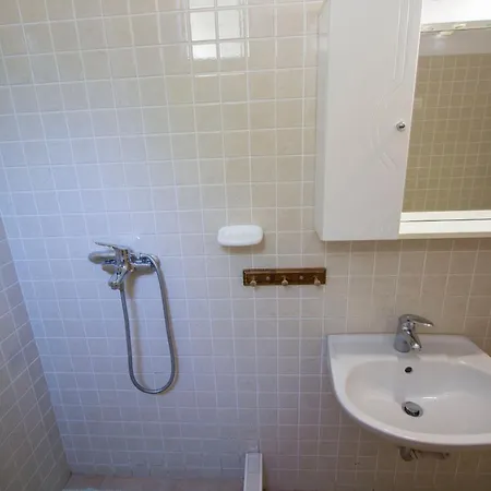 Family Friendly Seaside Cove Rapak, Hvar - 12779 아파트 *