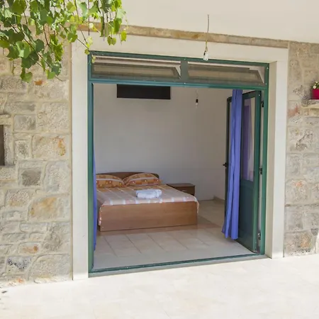 Apartment Family Friendly Seaside Cove Rapak, Hvar - 12779