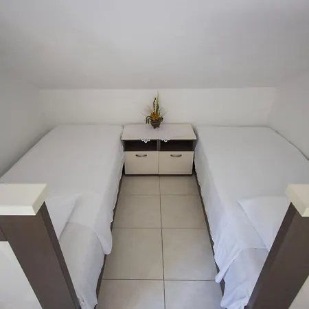 Family Friendly Seaside Cove Rapak, Hvar - 12779 아파트 *
