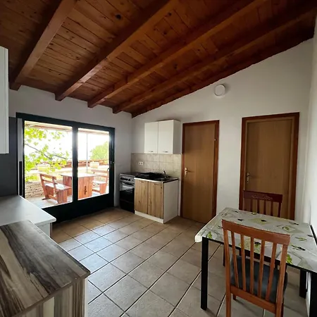 Family Friendly Seaside Cove Rapak, Hvar - 12779 아파트