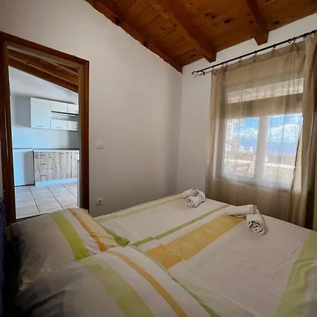 Family Friendly Seaside Cove Rapak, Hvar - 12779 아파트 Gdinj