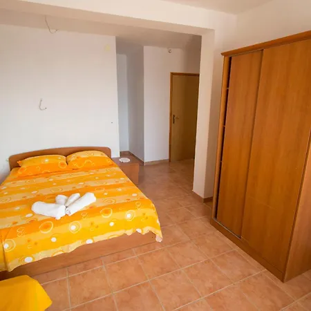 Apartment Family Friendly Seaside Cove Rapak, Hvar - 12779 Gdinj
