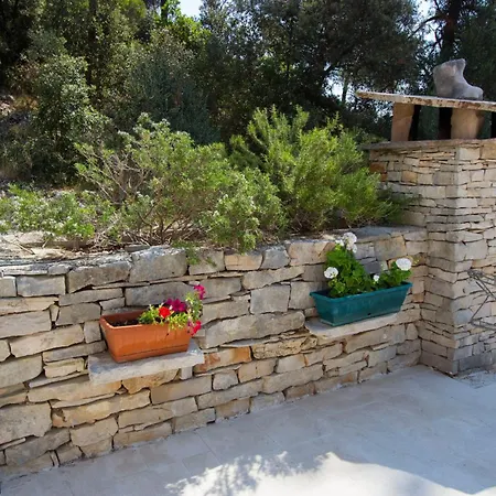 Family Friendly Seaside Cove Rapak, Hvar - 12779 דירה