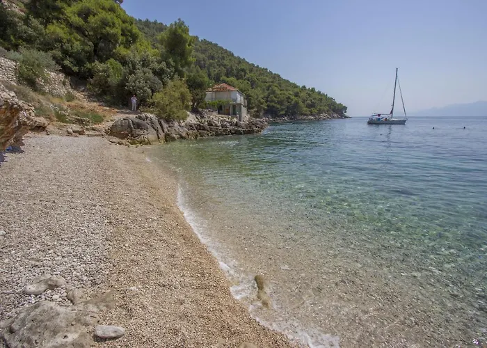 Family Friendly Seaside Cove Rapak, Hvar - 12779 דירה *