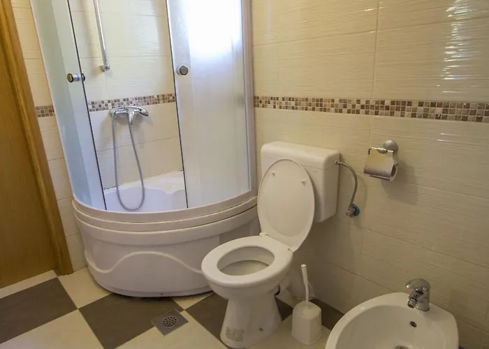 Family Friendly Seaside Cove Rapak, Hvar - 12779 דירה Gdinj