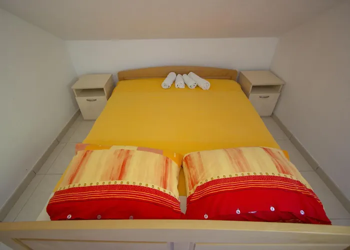 Family Friendly Seaside Cove Rapak, Hvar - 12779 דירה *