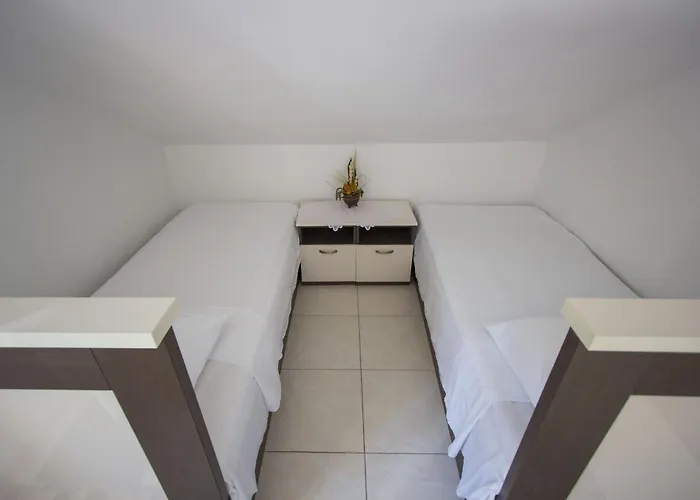 Family Friendly Seaside Cove Rapak, Hvar - 12779 דירה *