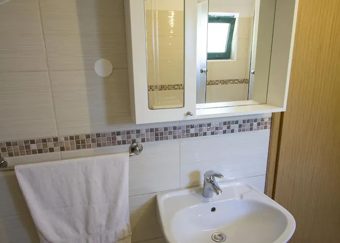 Family Friendly Seaside Cove Rapak, Hvar - 12779 דירה *