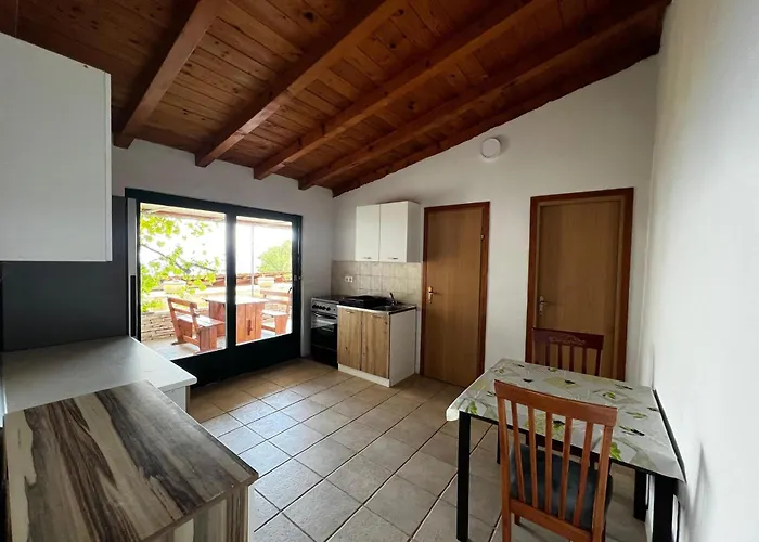 Family Friendly Seaside Cove Rapak, Hvar - 12779 דירה
