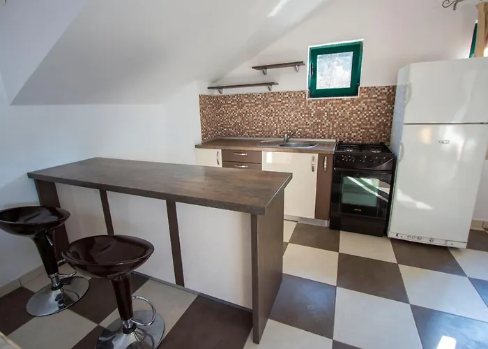 Family Friendly Seaside Cove Rapak, Hvar - 12779 דירה *