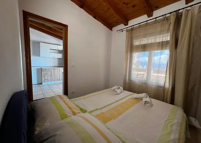 Family Friendly Seaside Cove Rapak, Hvar - 12779 דירה Gdinj