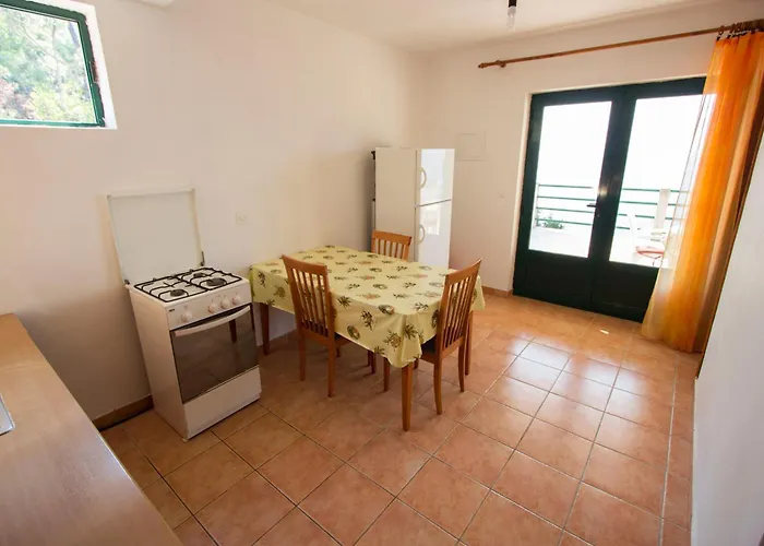 Family Friendly Seaside Cove Rapak, Hvar - 12779 דירה
