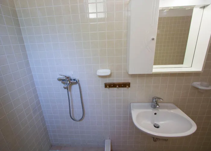 Family Friendly Seaside Cove Rapak, Hvar - 12779 דירה *
