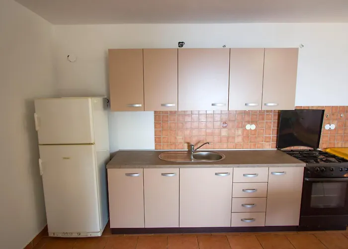 Family Friendly Seaside Cove Rapak, Hvar - 12779 דירה *
