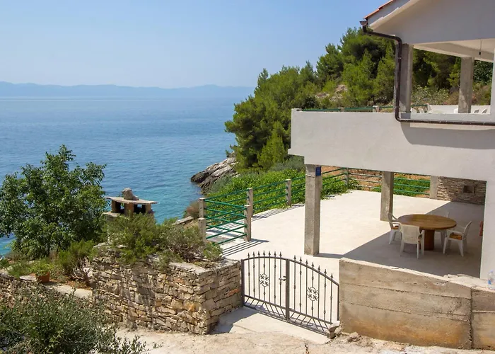 Family Friendly Seaside Cove Rapak, Hvar - 12779 דירה Gdinj