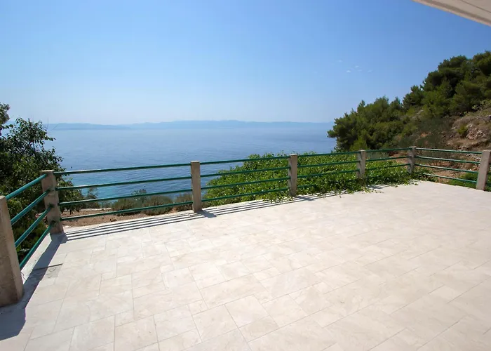 Family Friendly Seaside Cove Rapak, Hvar - 12779 דירה *