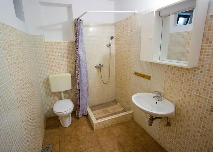 Family Friendly Seaside Cove Rapak, Hvar - 12779 דירה