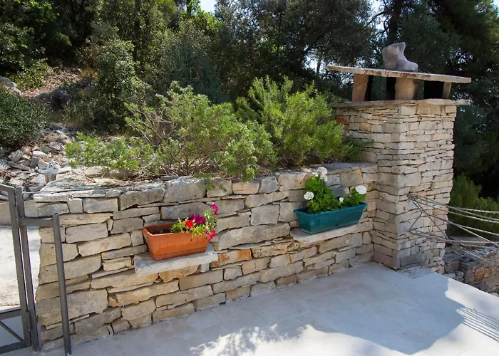 Family Friendly Seaside Cove Rapak, Hvar - 12779 דירה