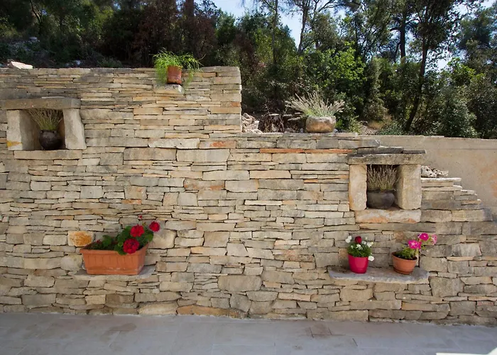 Family Friendly Seaside Cove Rapak, Hvar - 12779 דירה
